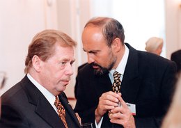 S Václavem Havlem na konferenci o holokaustu (1999)